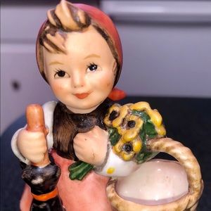Goebel Hummel 350 Figurine “On Holiday” 1989